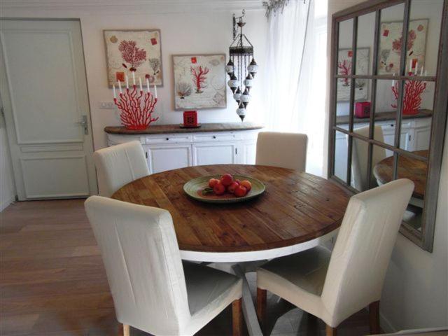 Charming Corner Abode With Castle Views Appartamento